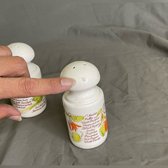 Vintage 1980 Avon Salt and Pepper Shakers - Picture 6 of 6